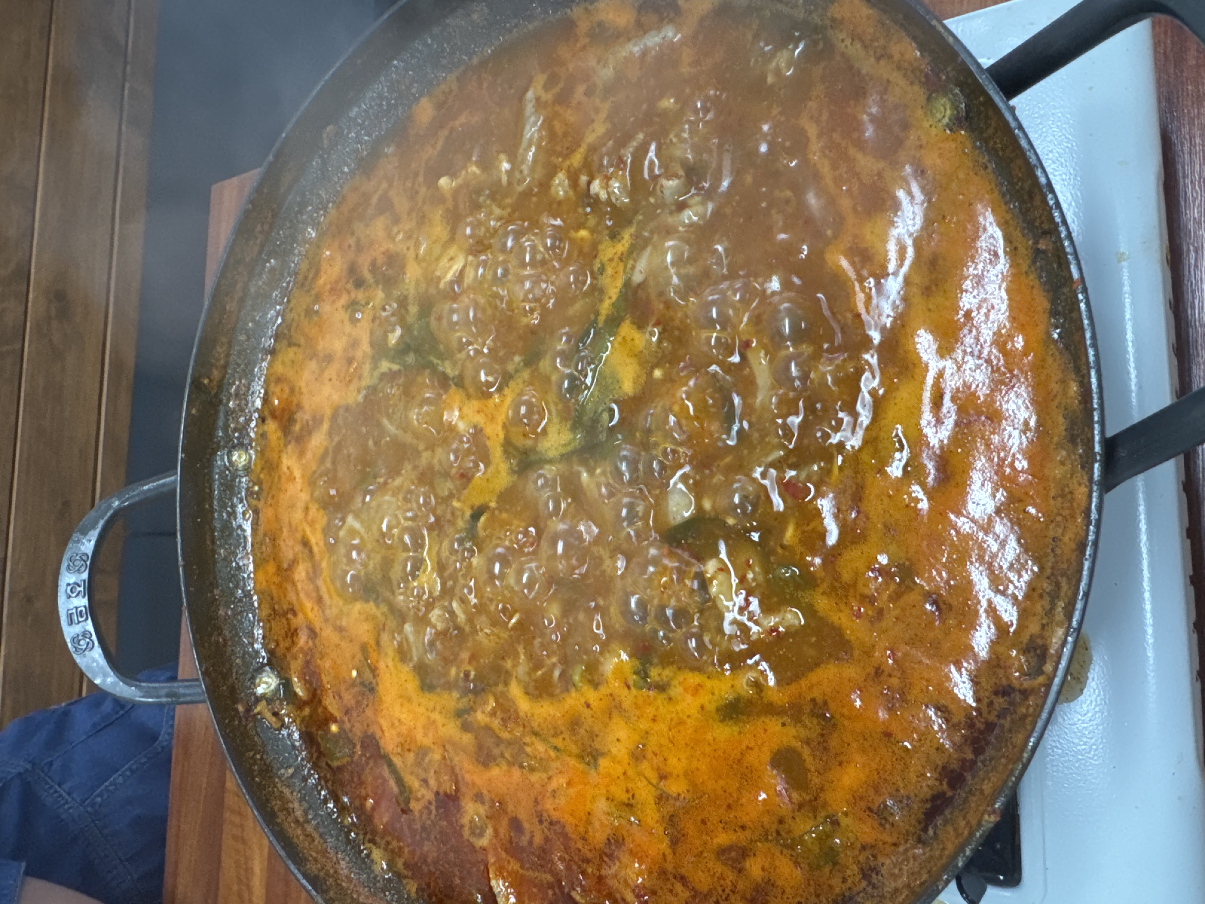 Gopchang jeongol, bubbling away