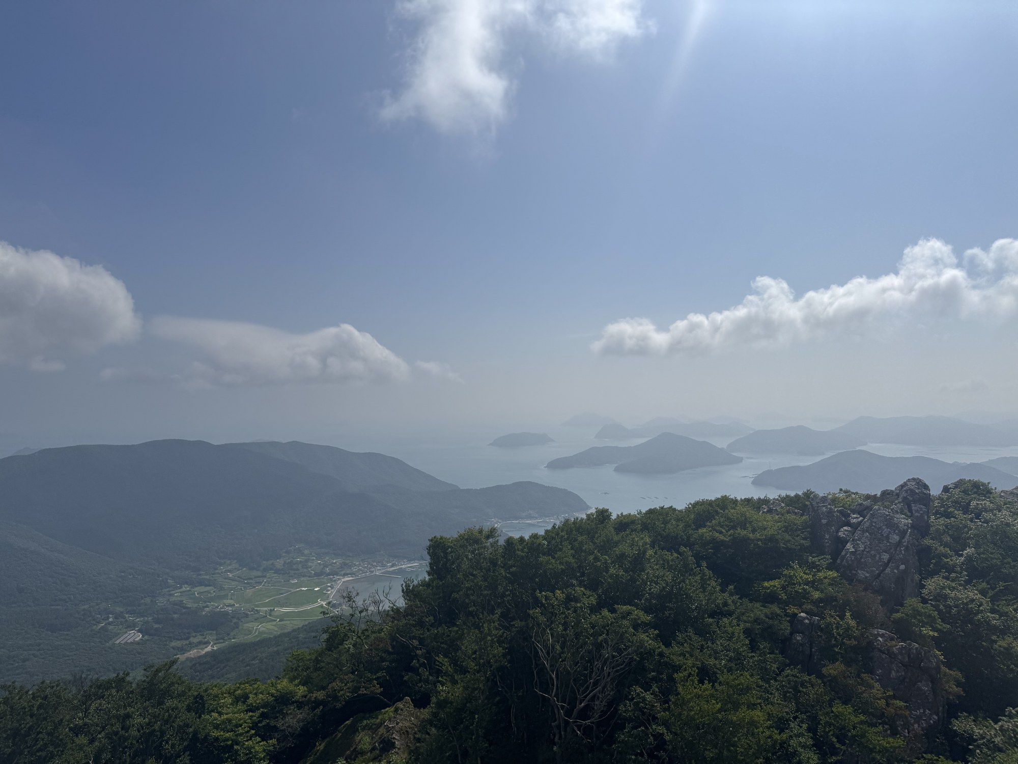Rocky ridge and the archipelago
